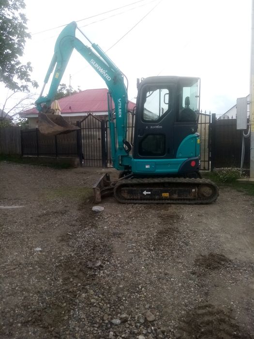 Miniexcavator de închiriat 4.2t cu picon pt săpături fundații demolări