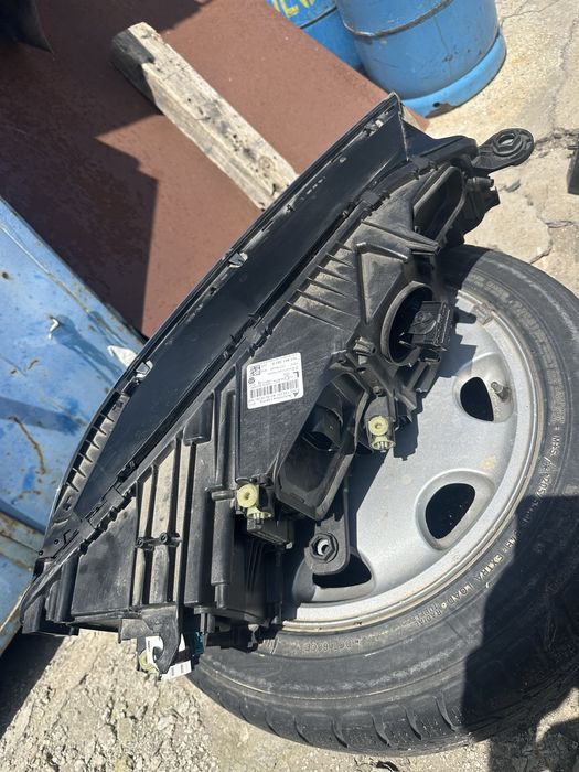 VW Touareg 3 IQ Light ляв фар 24г