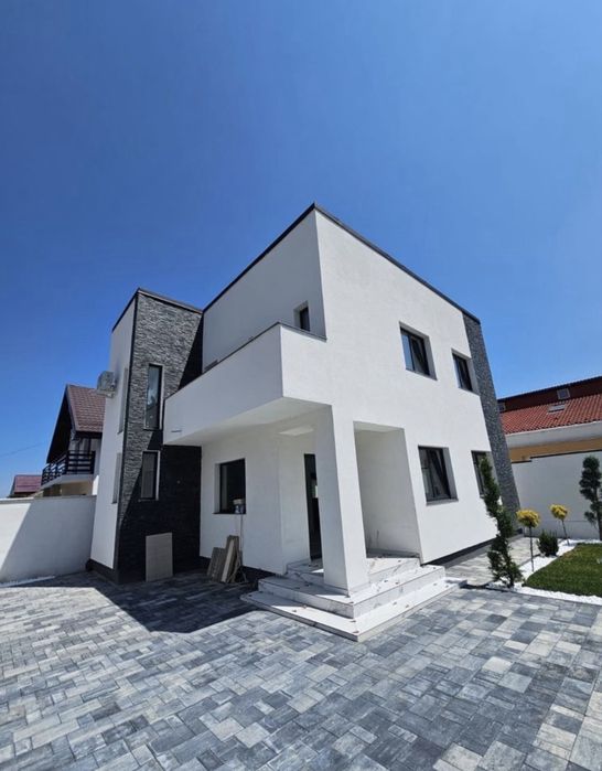 Casa noua, curte amenajata, strada din spatele  parcului Romanescu