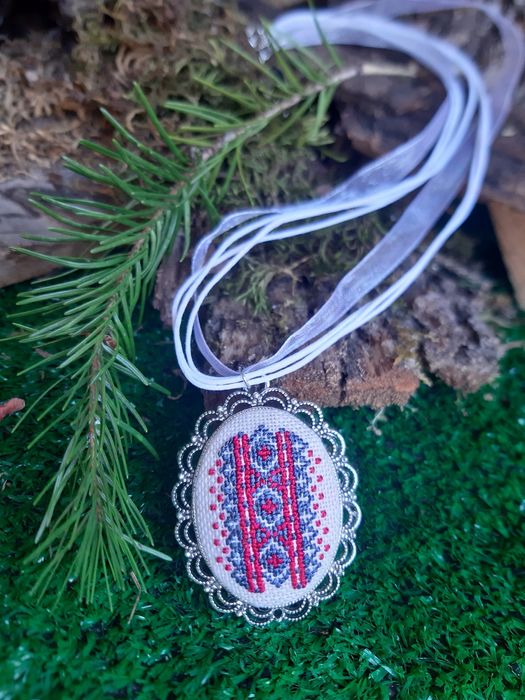 Бижута с ръчна бродерия