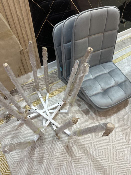 Стол со стульями