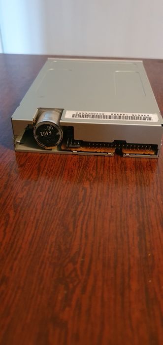 Дисковод флоппи дисков.