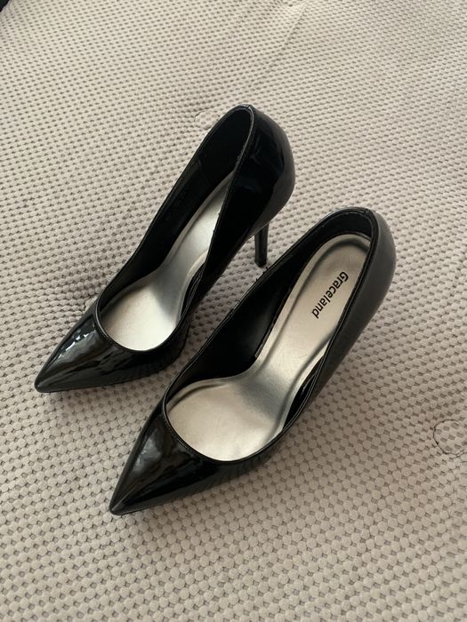 Черни лачени обувки с висок ток