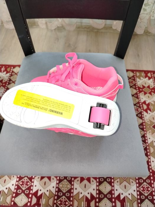 Продаётся для девочки детская крассовка с роликами HEELYS ORIGINAL.