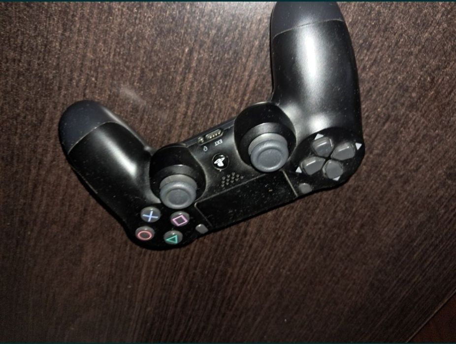 Ps4 slim 1tb storage + 2 controlere originale si 5 jocuri - negociabi