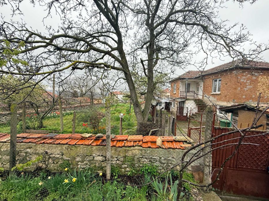 Къща с двор в с.Здравец