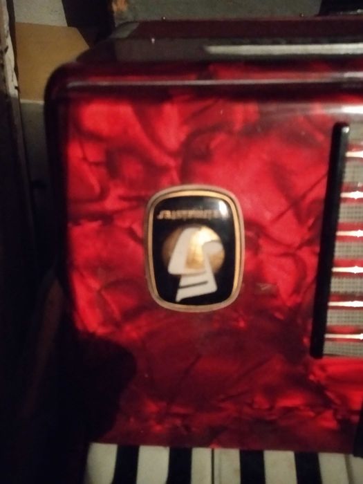 Продавам акордеон WELTMESTER