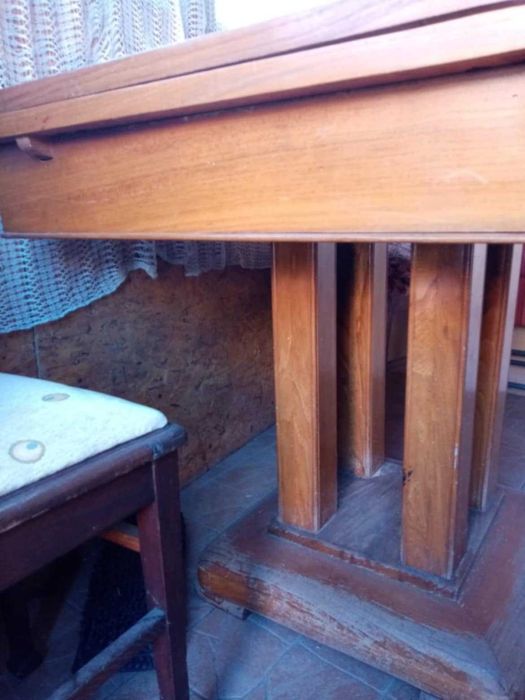 2 бр. масивни старинни маси и 4 бр. старинни столове