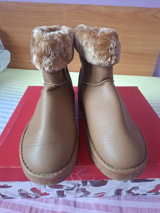Vând Ghete Damă  UGG  cu Blanita Mărimea 38