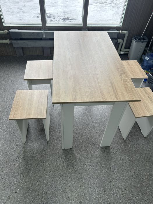 Обеденный стол и табурет