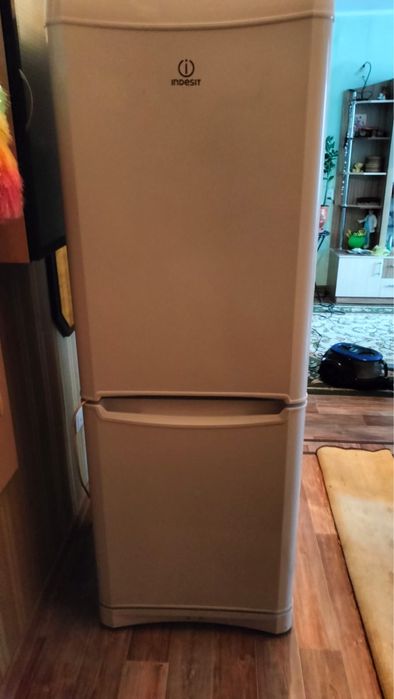 Холодильник Indesit работающий бесплатно!