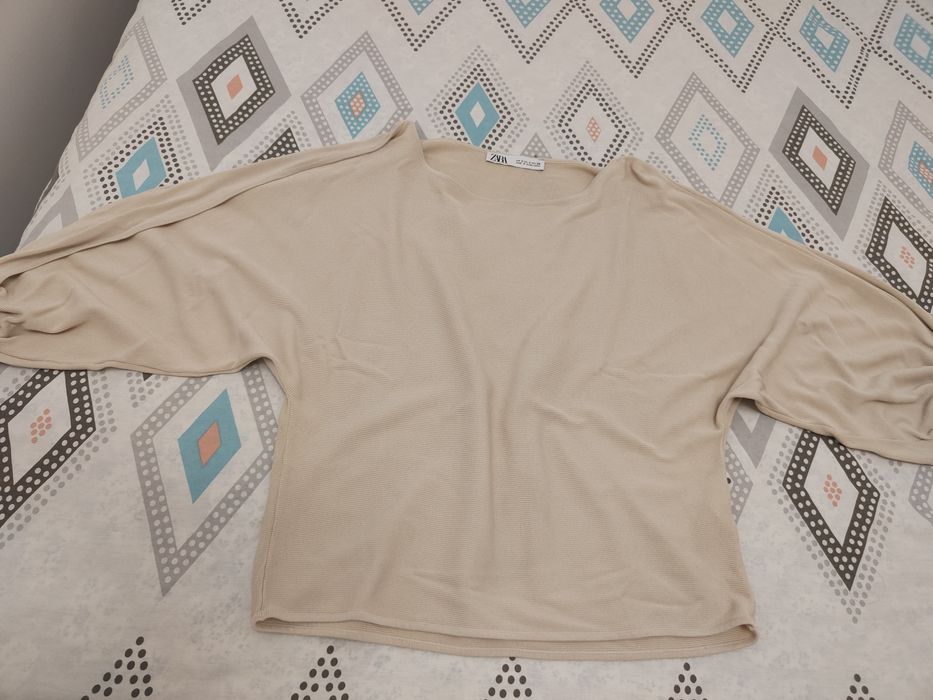 Бежова рипсена блуза с дълъг ръкав на Zara.