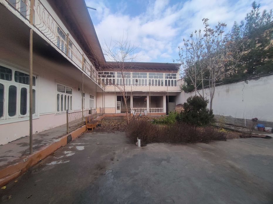 Ховли сотилади.