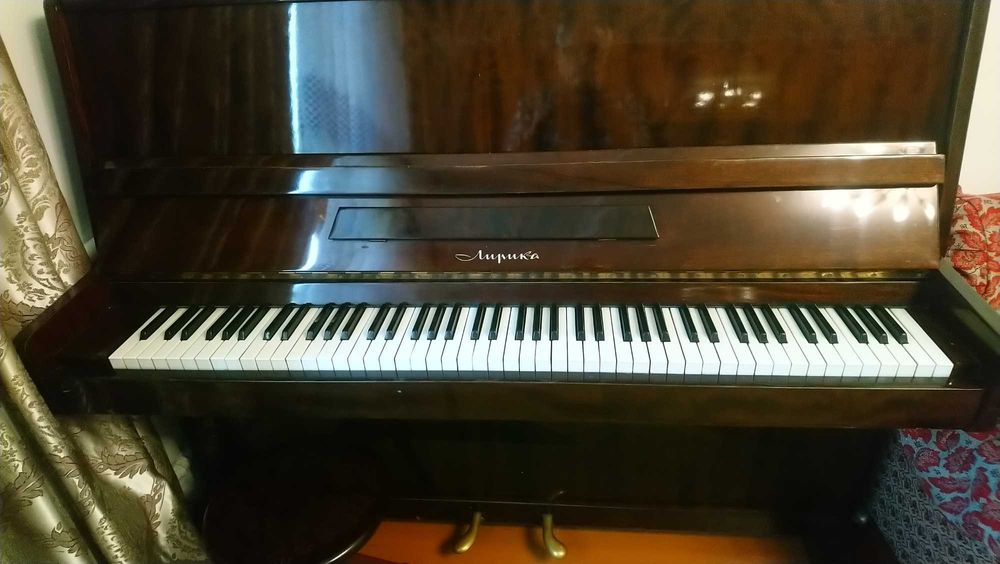 Пианино Лирика. Гитара шестиструнная с чехлом.