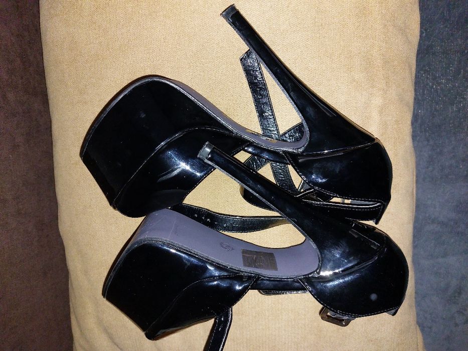 Pantofi cu toc înalt