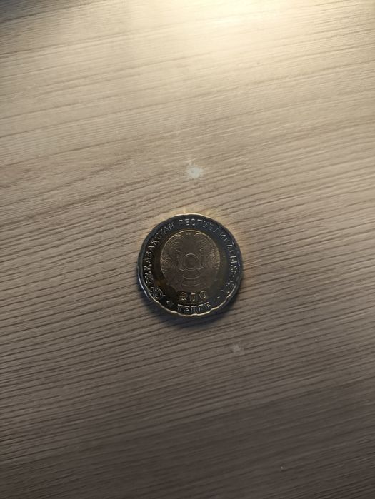 биметаллическая монета номиналом 200 тенге,