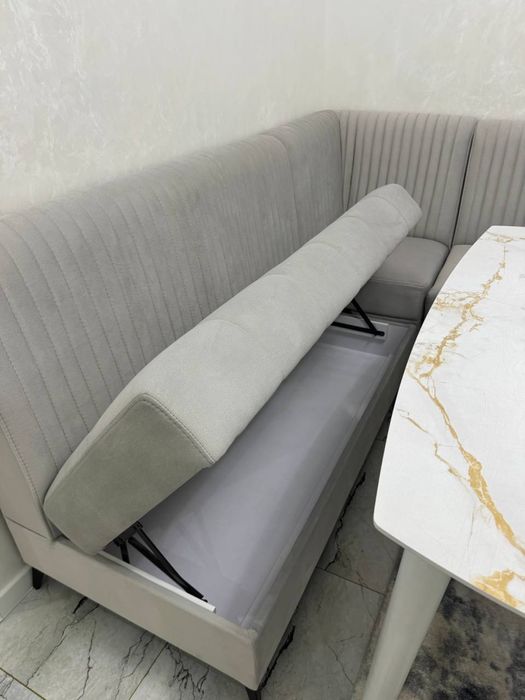 Угловой диван со столом