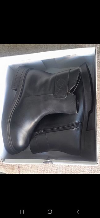 Продам новые женские ботинки