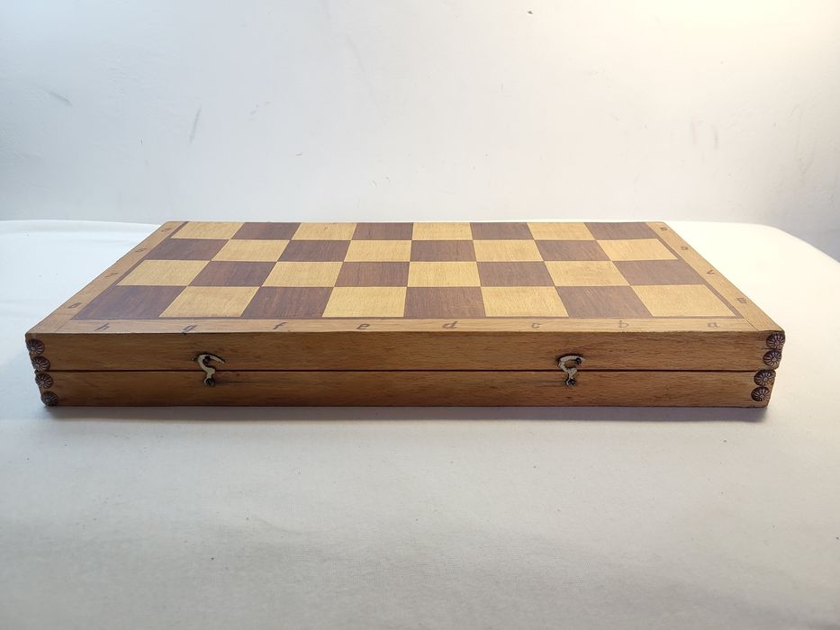 #2 Стар масивен дървен шах