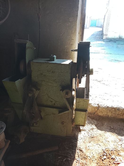 Токарь станок сотилади