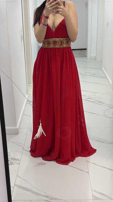 Rochie lunga rosie cu accesorii stralucitoare in talie