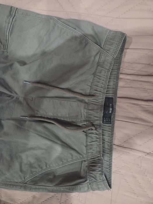 Продавам панталон Pull&bear