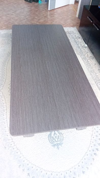 Стол низкий для гостей