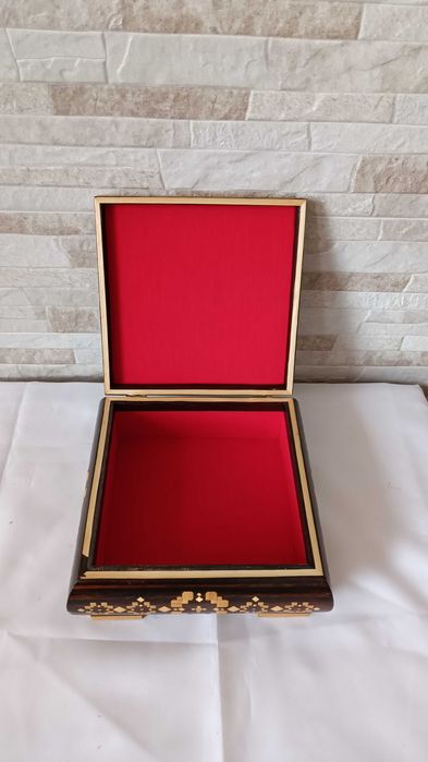 Стара дървена кутия за бижута - украсена с фурнир - №1