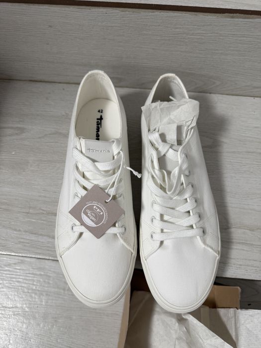 Tenisi Tamaris noi cu eticheta