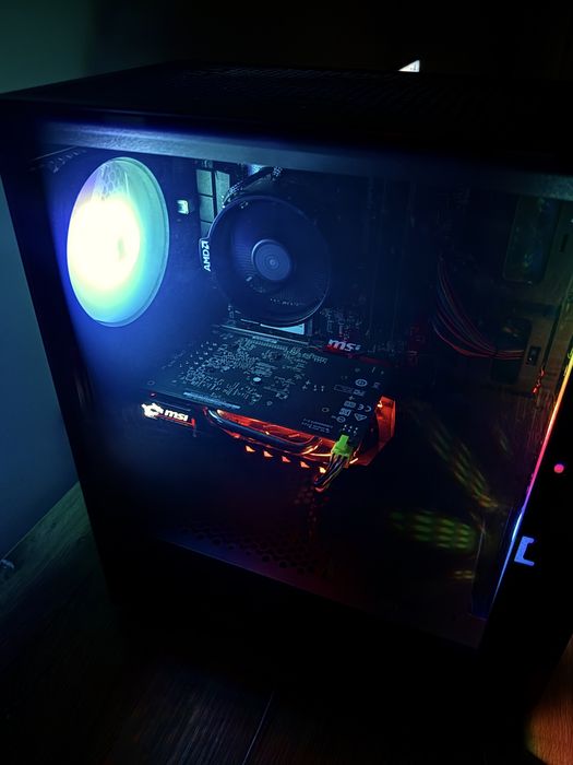 Геймърски компютър с монитор
