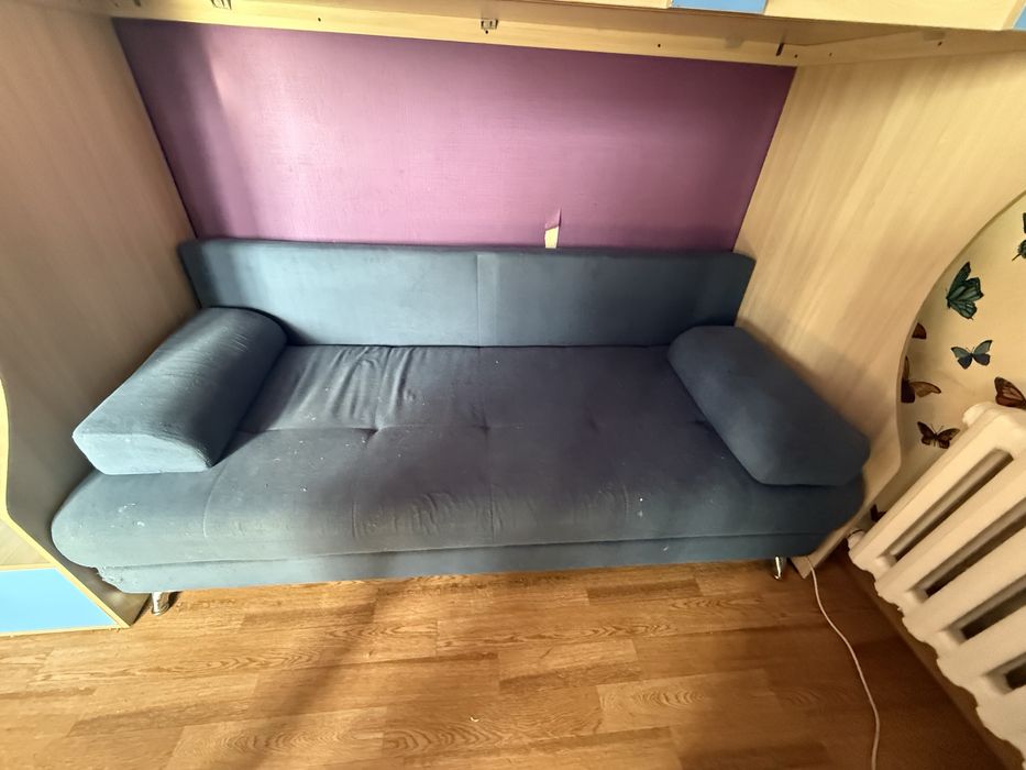 Продается диван стнего цвета