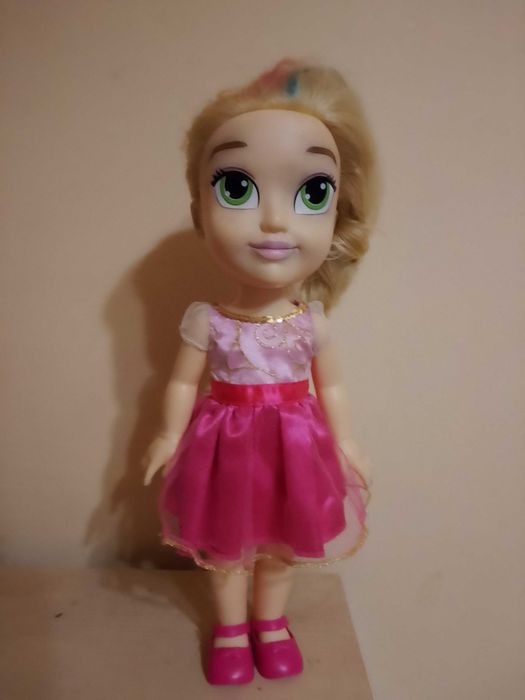 Много красива кукла