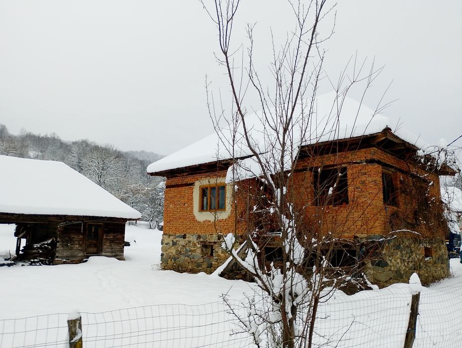 Vând doua imobile de locuit din piatra si caramida
