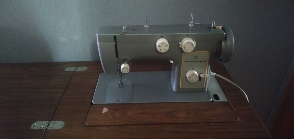 Машинка швейная б/у 27000