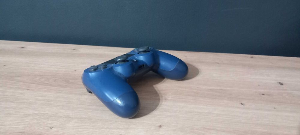 Vând controller sony wireless dualshock 4 navy blue pt PS4 în stare bună merge perfect,nu are probleme, fac doar predare personală în brașov