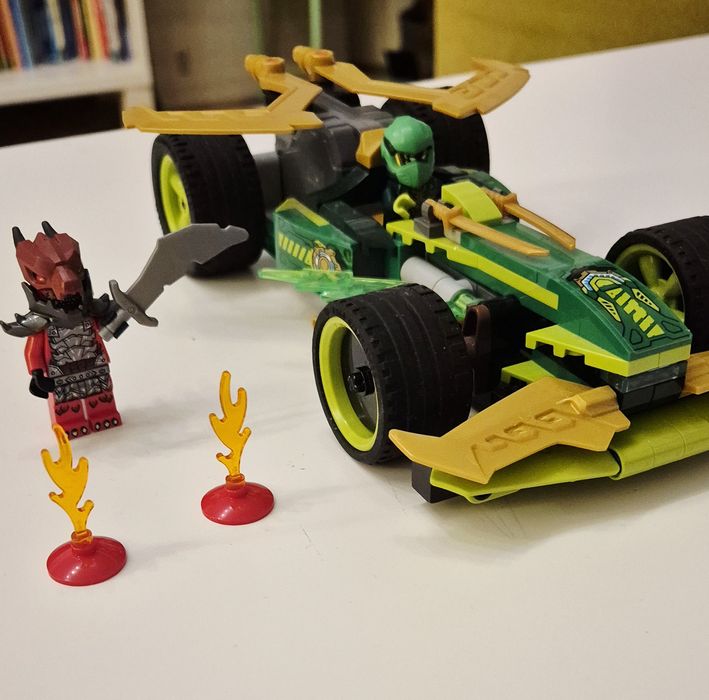 LEGO Ninjago - Masina de curse pull-back a lui Lloyd (71828)