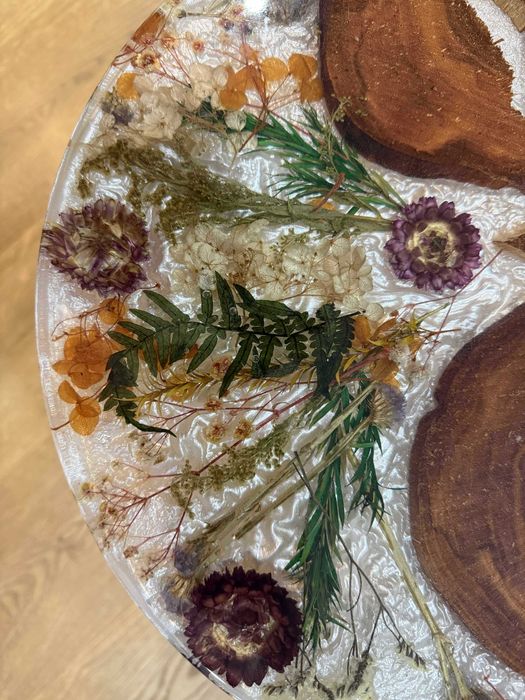 Ръчно изработена масичка с естествени цветя и дърво от череша