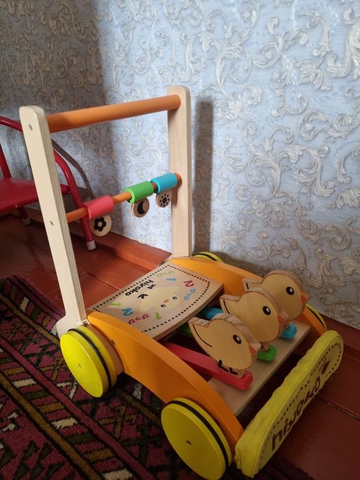 Продам каталку-ходунок из дерева