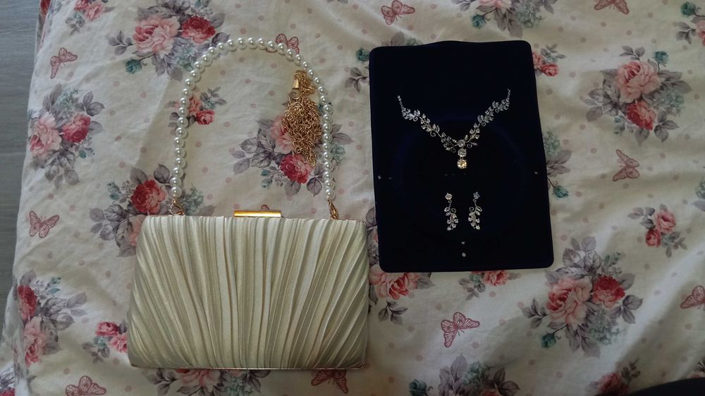 Чантичка с подарък бижу