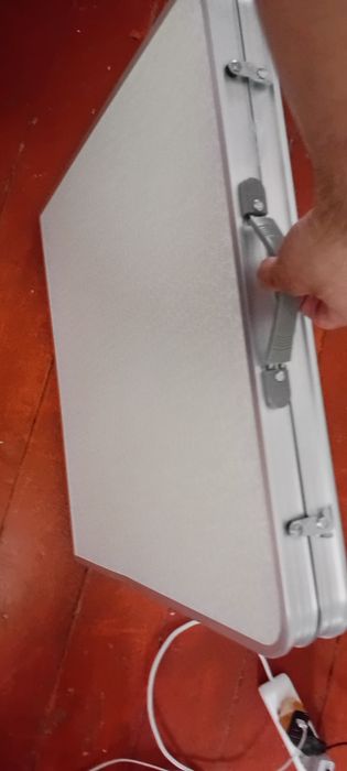 Раскладной стол и стулья.