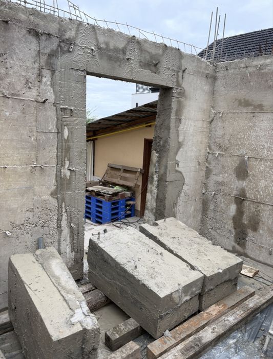 Demolari taiat spart, santuri electrice