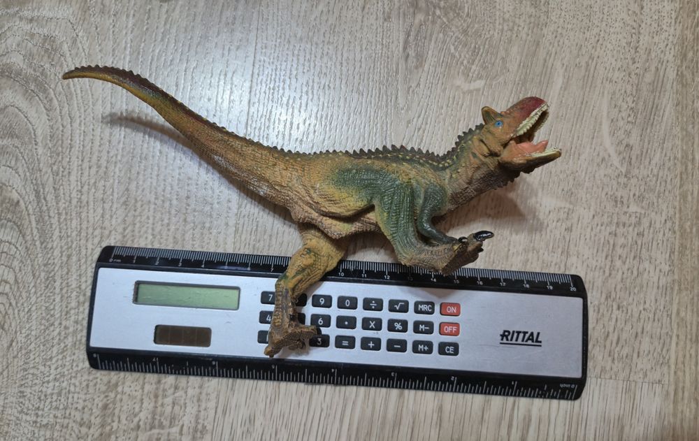 Фигурки динозавров