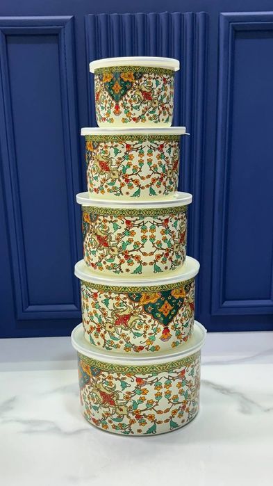 Набор состоит из 5 мисок с крышками различного размера.
Качественная и