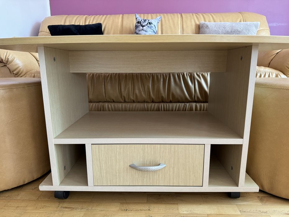 Подвижна маса с чекмедже