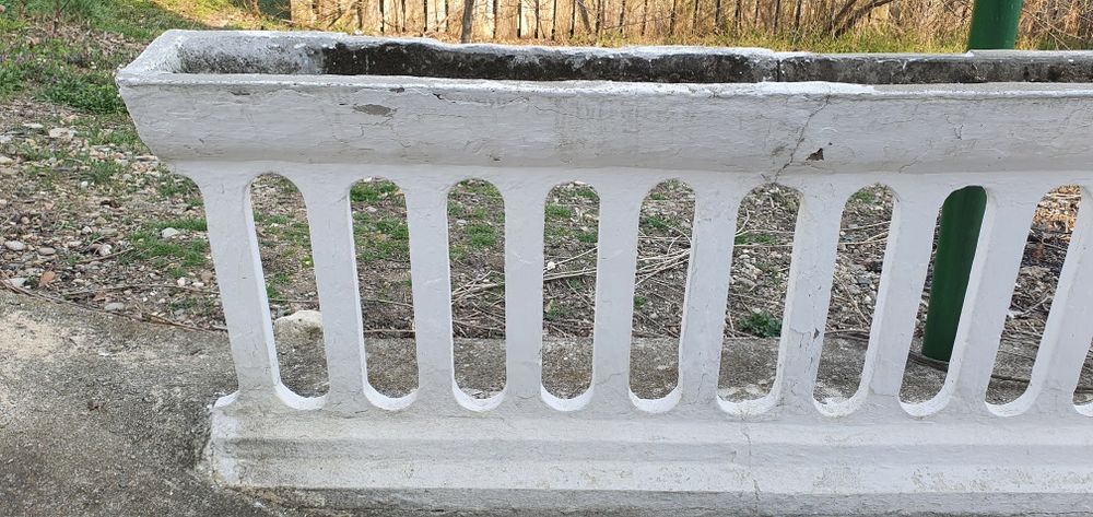 Vand matrita  gard cu stalpisori si jardinere