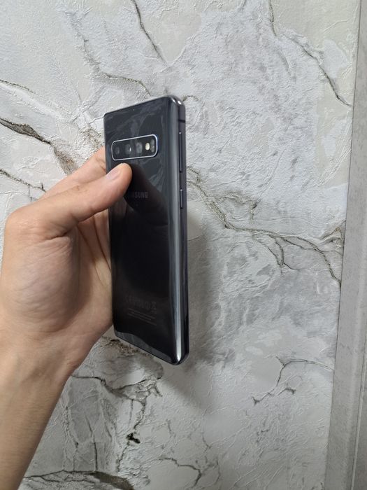 Продам Samsung Galaxy S10 память 8/128gb работает отлично