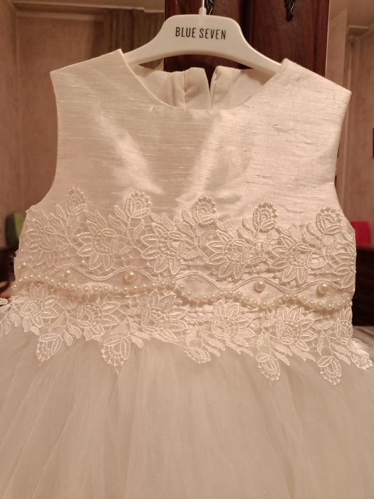 Продам нарядное платье на девочку