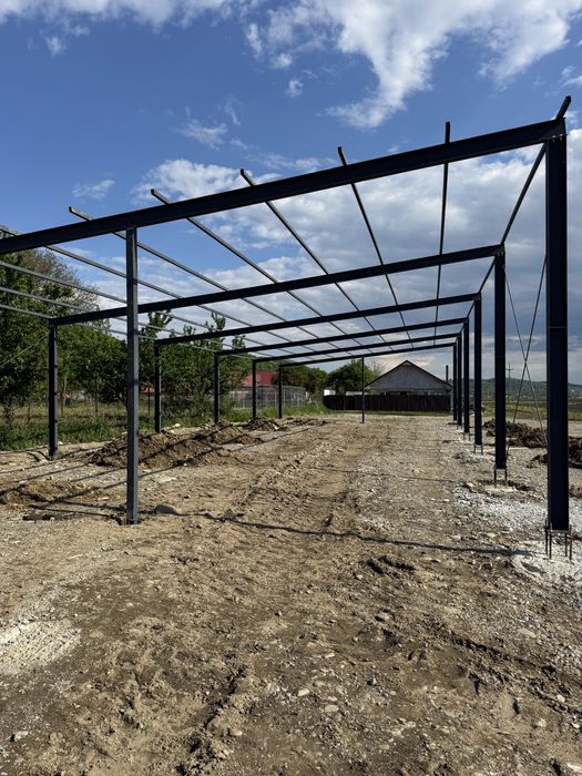 Hala metalica 14 m latime x33 m lungime.  4 m strasina din ipe 200 ferme si hea 180 stalpi