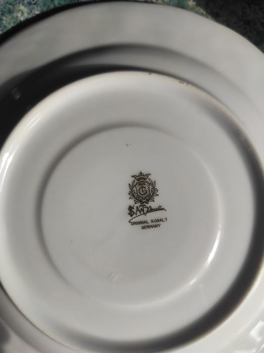 Тарелки бело-золотые б/у