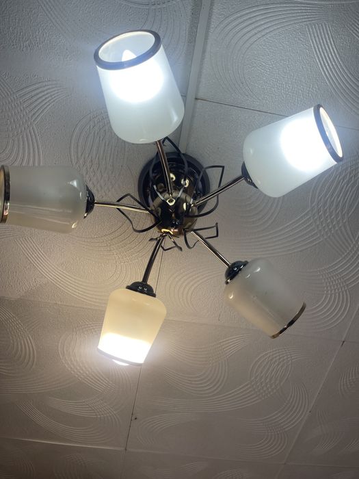 Продам люстру